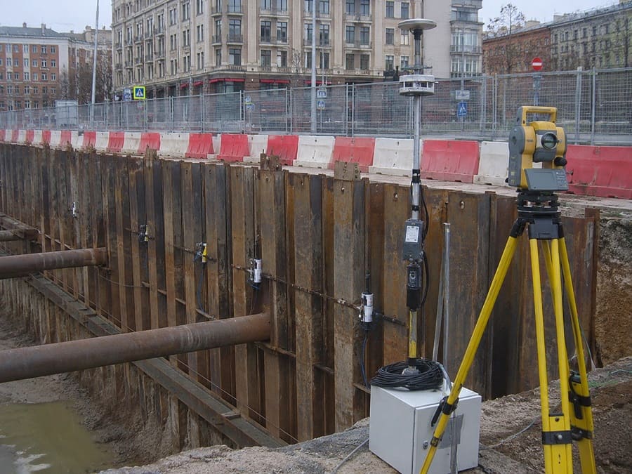 Геотехнический мониторинг при устройстве шпунтового ограждения в городе